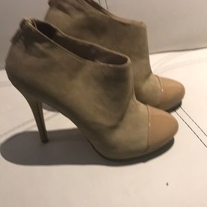 Very pretty shoes in tan colored suede
